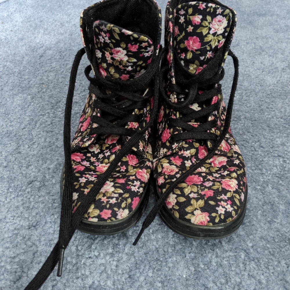 Dr. Martens Hackney high tops size 7